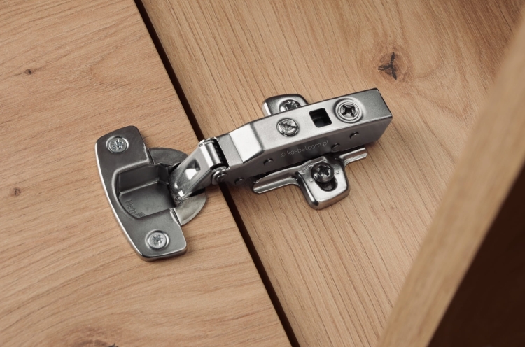 Zawias meblowy w szafkach kuchennych BELLA – detal